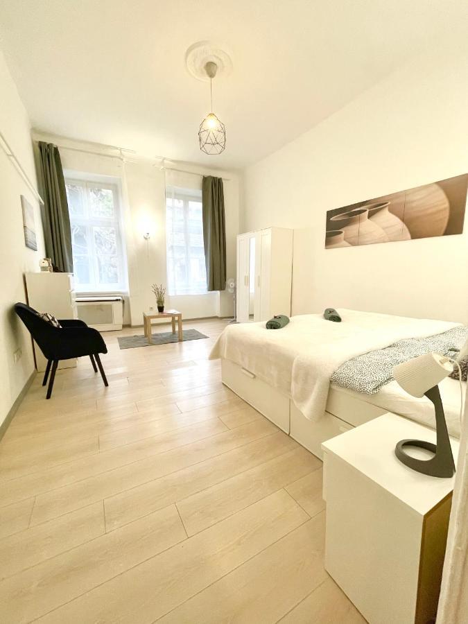 White Apartment Near The Famous New York Cafe Budapeste Exterior foto