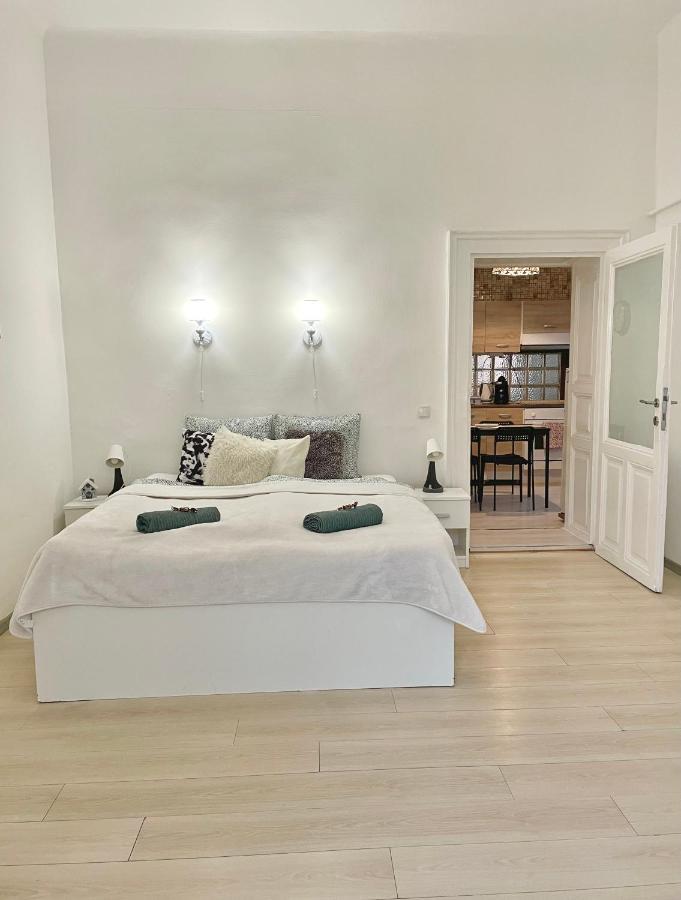White Apartment Near The Famous New York Cafe Budapeste Exterior foto