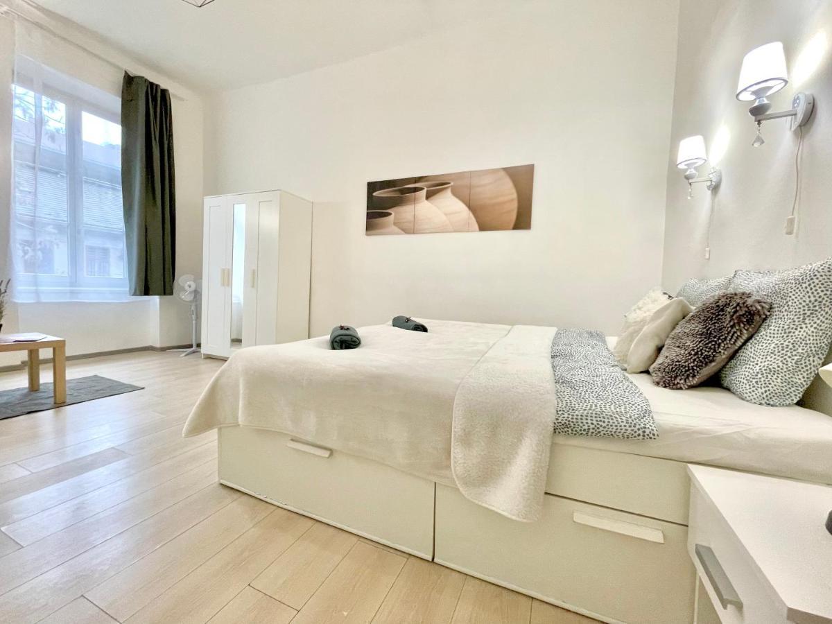 White Apartment Near The Famous New York Cafe Budapeste Exterior foto